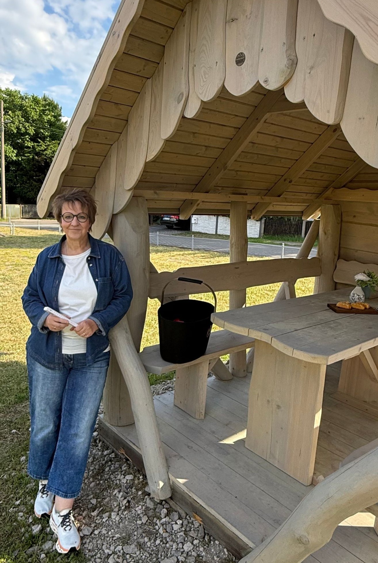 Petra von den rustikalen Gartenpavillons vor einem ihrer Pavillons